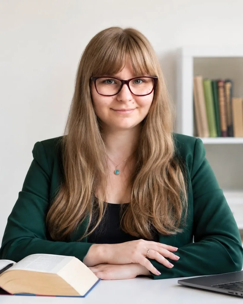 Korektorka Correct Way przy biurku, z otwartą książką i laptopem